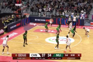 真帅啊！杨舒予不惧防守，持球突破重围上篮得手！