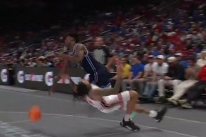 状元级天赋🔥迪班萨晃倒对手切入炸扣！直接吓退防守！！