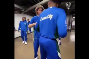 😂队内氛围独特！名场面：雄鹿昔日球员通道内的WWE！