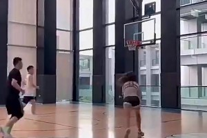 好家伙，小姐姐这身板+球技，是野球场李梦？😲