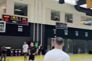 小里和卢卡的半场投篮掰头好像是无穷无尽了🫨