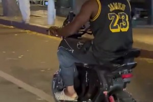 有那味了！中国网友在街头偶遇骑电动车的沙克·詹姆斯！